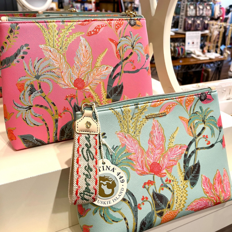 HANDHELD BAGS AT THE BOUTIQUE IN BLUE HARBOR RESORT